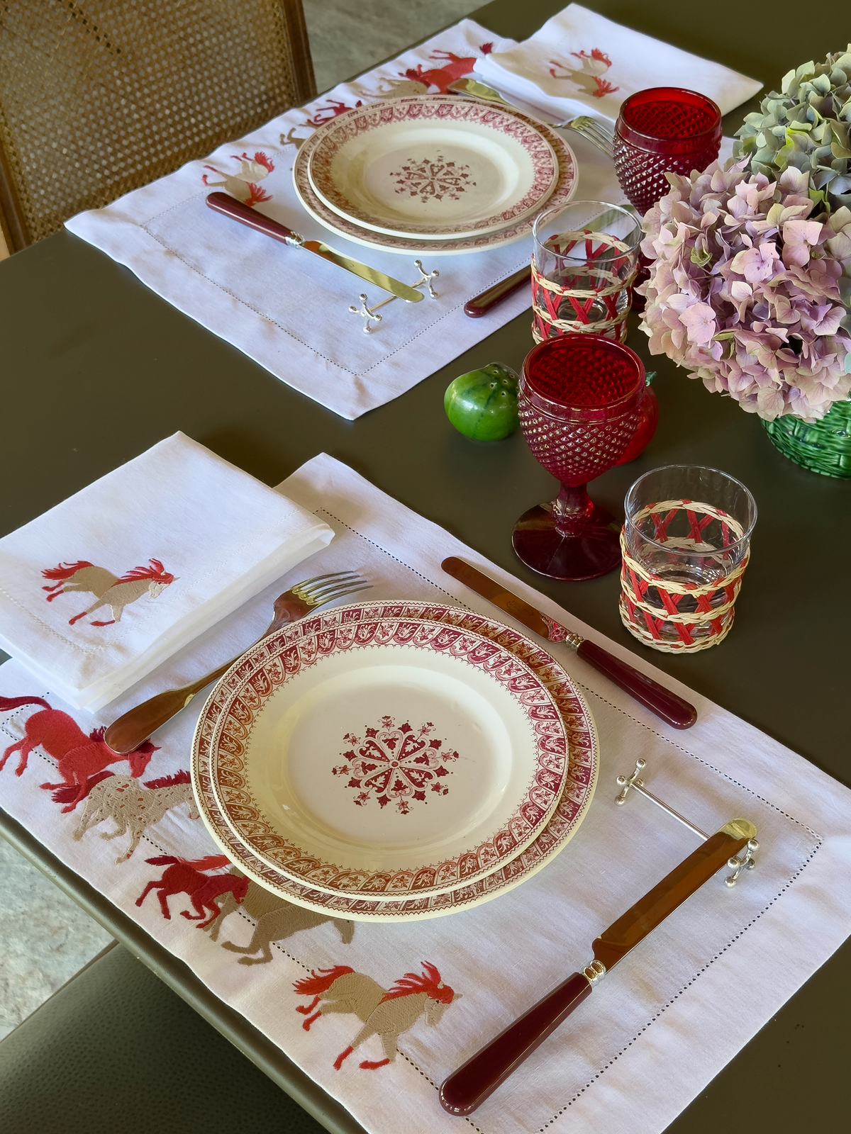 linge table broderie équestre