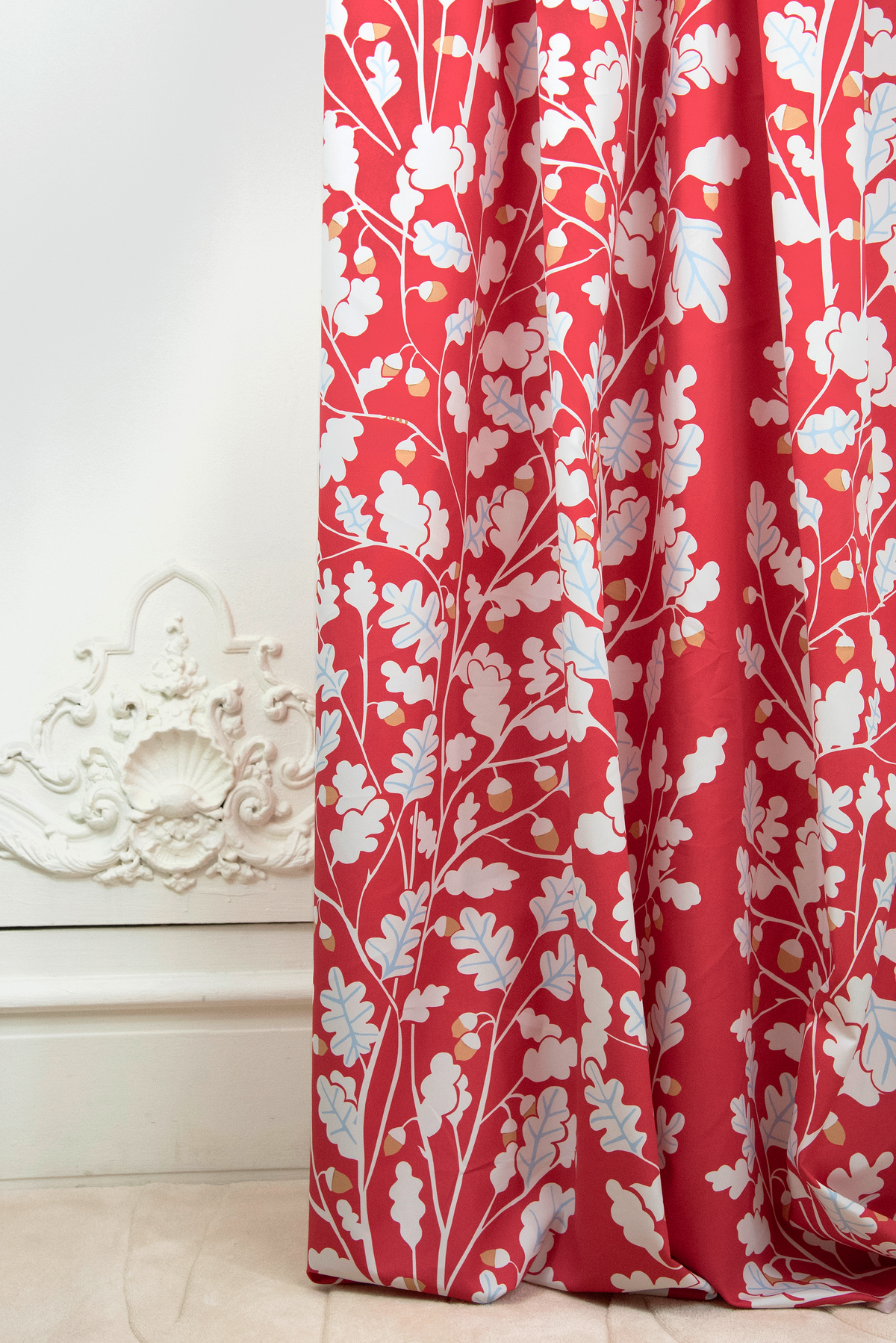 Tissu coton rouge avec motifs de chênes et feuillage