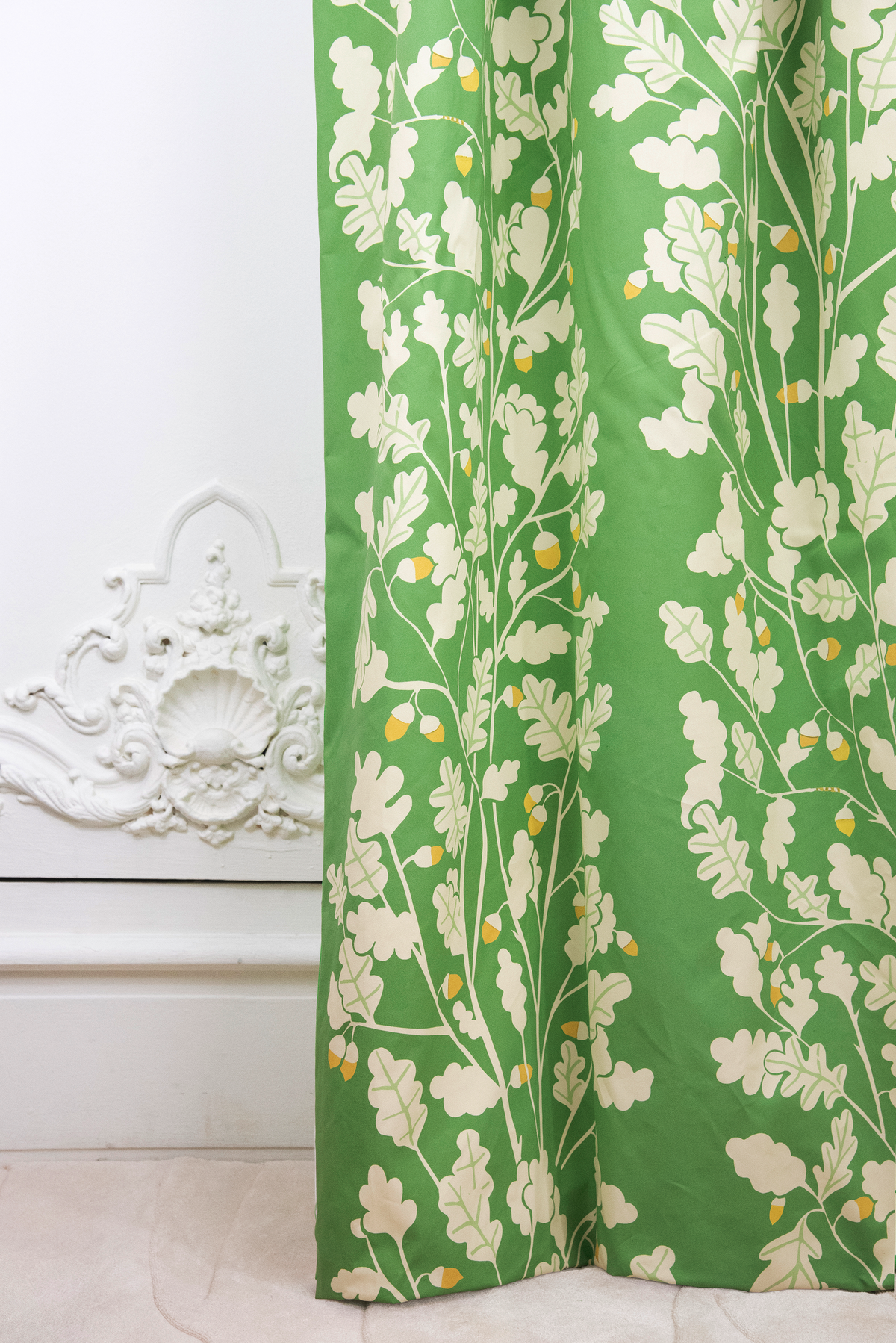 Tissu coton vert avec motifs de chênes et feuillage