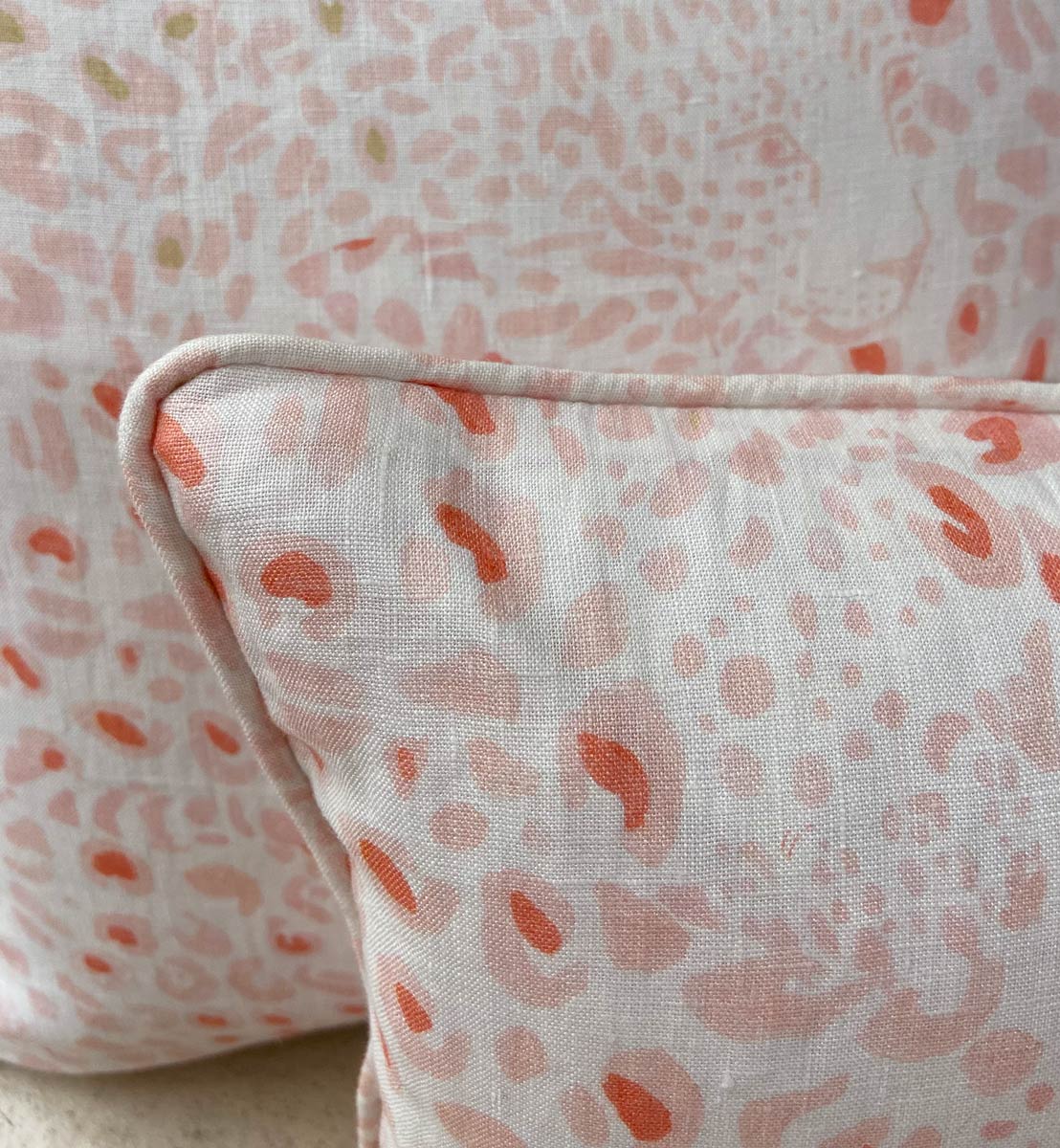 coussin leopard rose