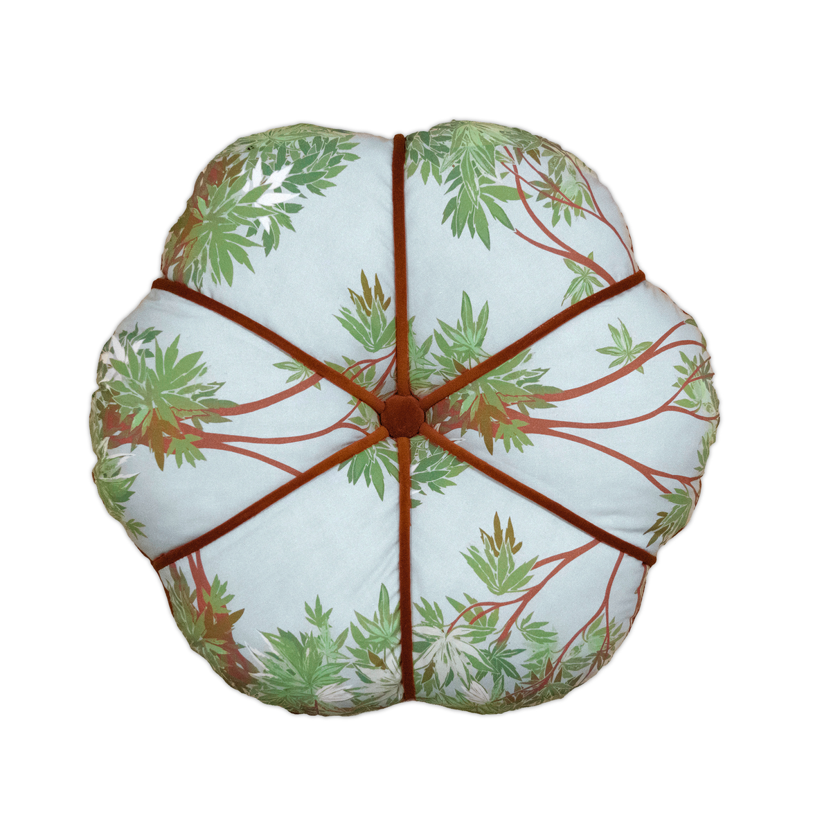 L'élégance des feuilles d'érable sublimée par un dos en velours au toucher délicat.