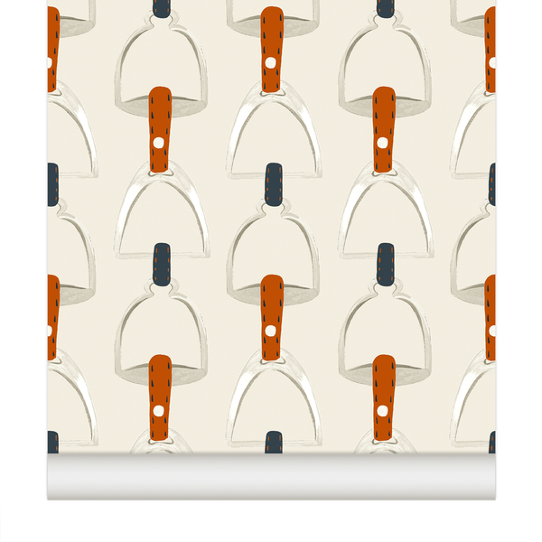 Épuré et graphique, ce papier peint Étriers met à l’honneur l’emblème équestre avec une finesse toute particulière. Le motif, dessiné avec le soin caractéristique de Little Cabari, crée un rythme élégant qui habille subtilement les murs.