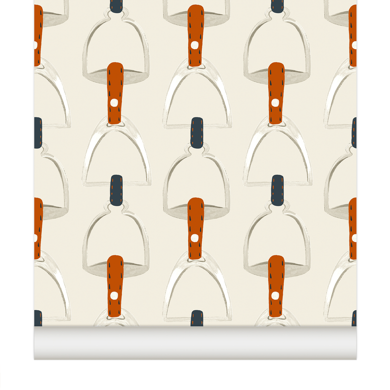 Épuré et graphique, ce papier peint Étriers met à l’honneur l’emblème équestre avec une finesse toute particulière. Le motif, dessiné avec le soin caractéristique de Little Cabari, crée un rythme élégant qui habille subtilement les murs.