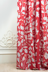 Tissu coton rouge avec motifs de chênes et feuillage