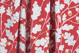 Tissu coton rouge avec motifs de chênes et feuillage