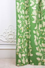 Tissu coton vert avec motifs de chênes et feuillage