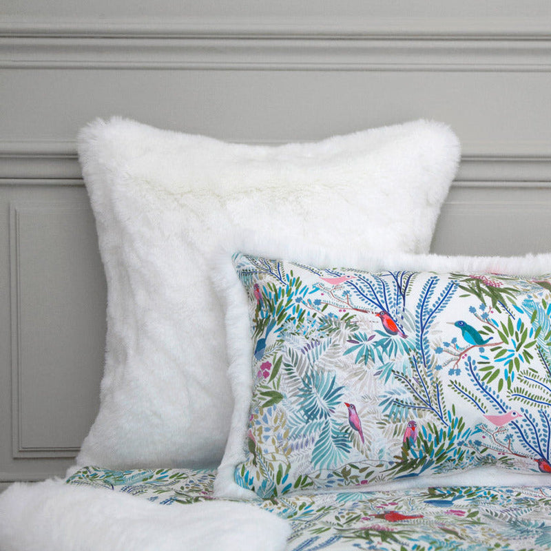 little cabari housse de coussin nature fausse fourrure couleur blanc bleu