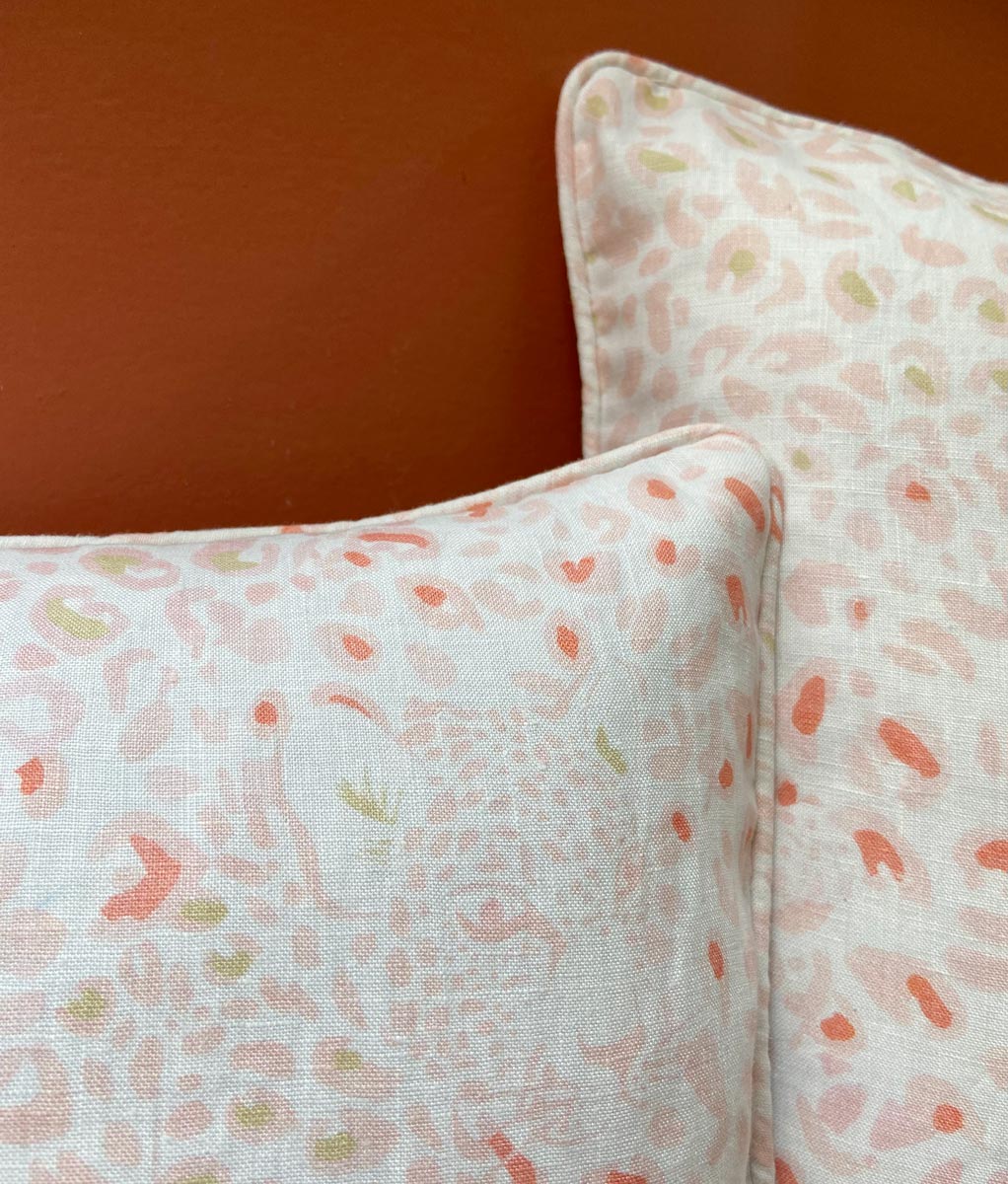 coussin leopard rose